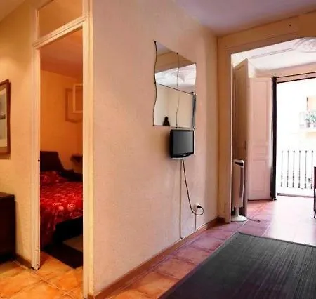 Poble Sec-1: Centrally Located Budget Lägenhet *