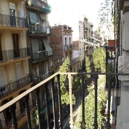 Poble Sec-1: Centrally Located Budget
