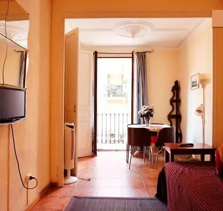 Poble Sec-1: Centrally Located Budget Appartement